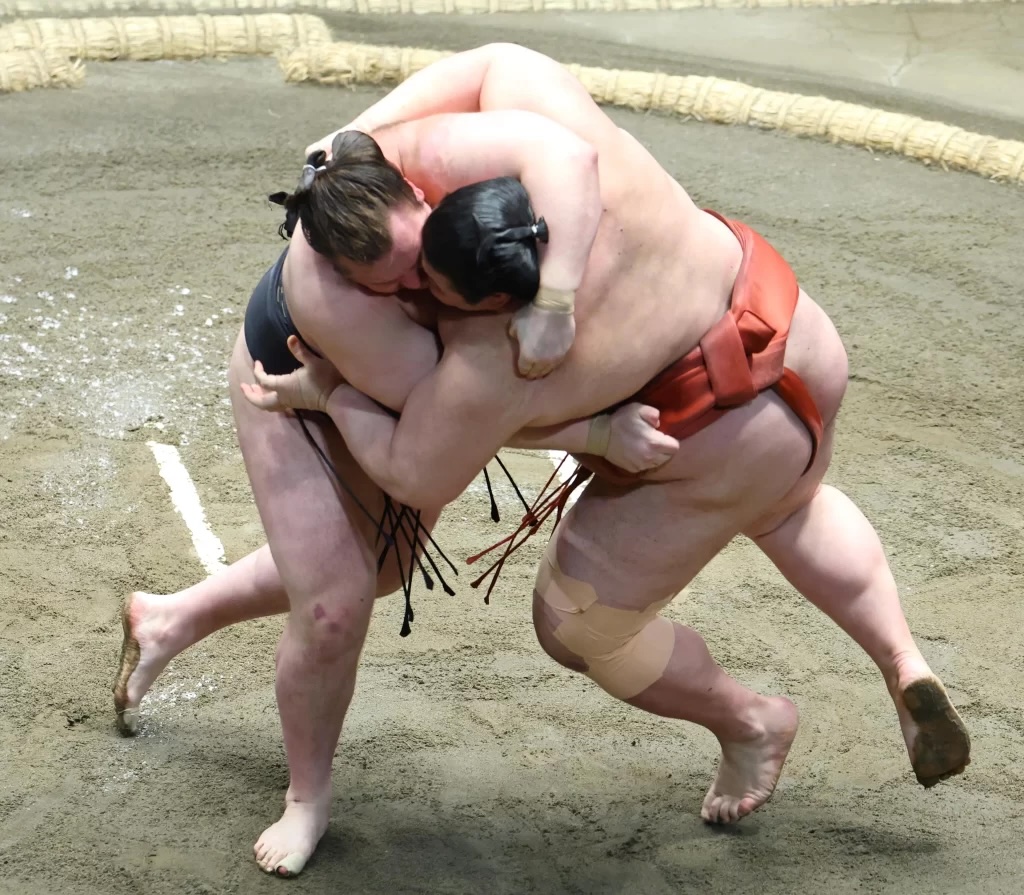 Aonishiki defeats Atamifuji with a kubinage