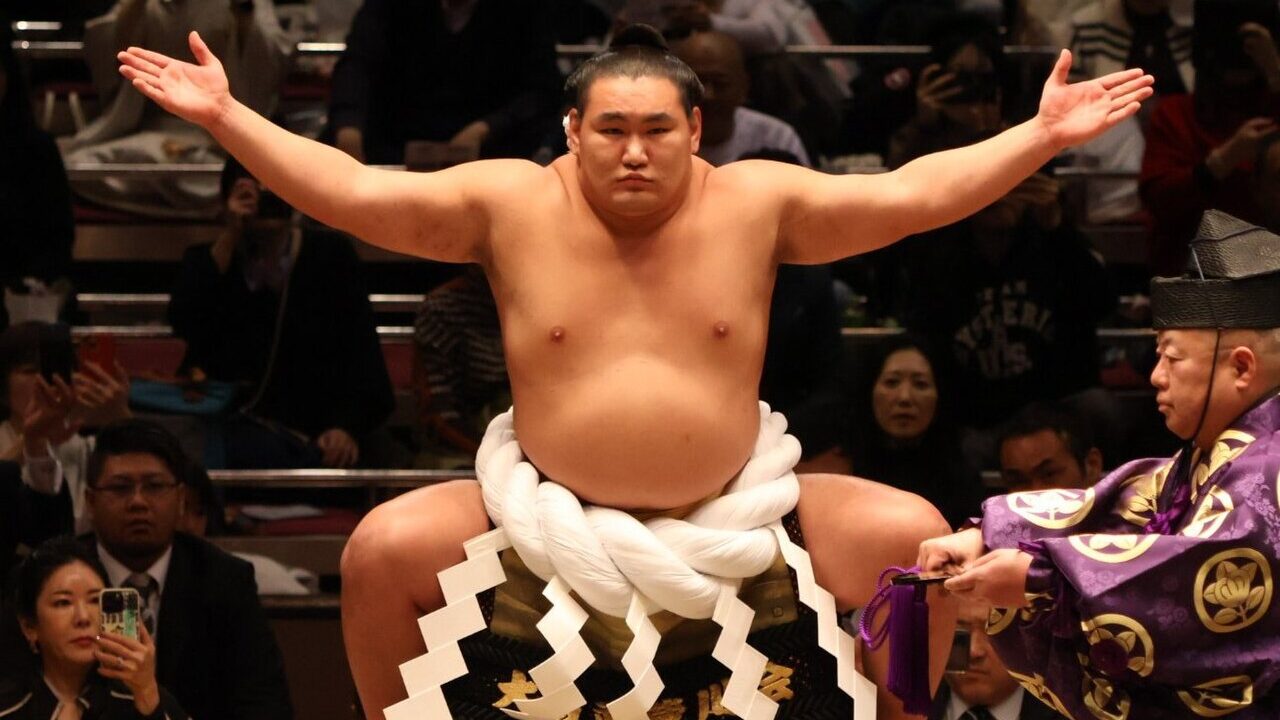 Hoshoryu performing the ritual to purify the ring