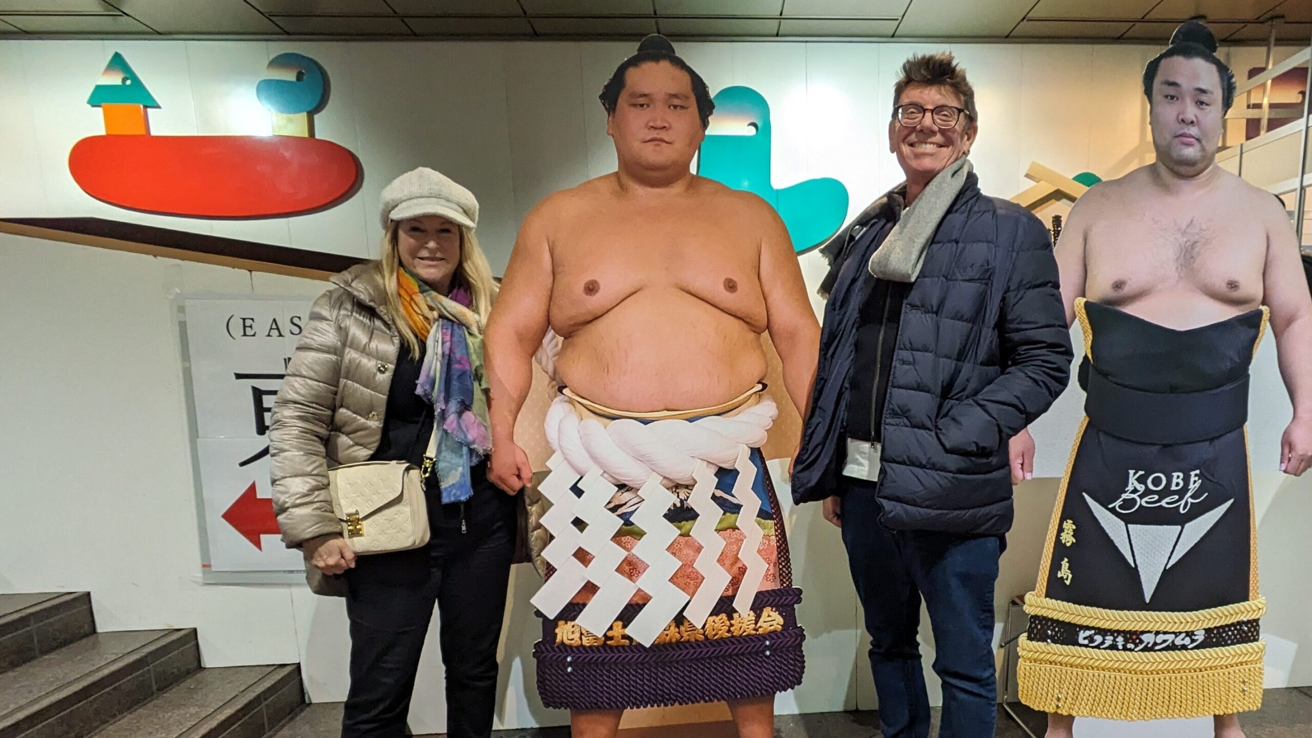 Guests taking a photo with a Yokozuna Hoshoryu cardboard image